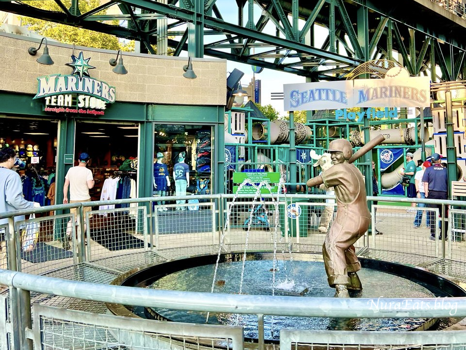 Seattle Mariners 紀念品店門口